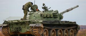 Ein russischer T-62 Panzer während einer russischen Militärübung.
