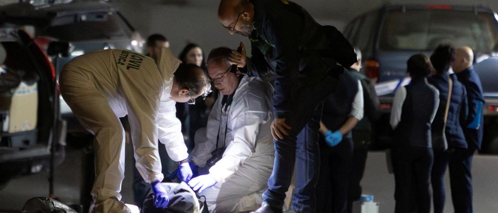 Die spanische Polizei untersucht den mutmaßlichen Tatort in einer Garage. Hier wurde Maxim Kuzminov tot aufgefunden. 