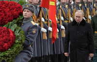 Präsident Wladimir Putin legt am Grabmal des unbekannten Soldaten in Moskau einen Kranz nieder. Foto: Sputnik/Aleksey Nikolskyi/Kremlin via Reuters