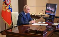 Putin sitzt am Schreibtisch und verfolgt eine Veranstaltung auf einem Bildschirm. Foto: Sputnik/Andrei Gorshkov/Kremlin via REUTERS