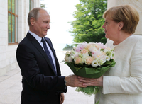 Liebesgrüße aus Moskau? Das war einmal. 2018 begrüßte Wladimir Putin Angela Merkel mit Blumen. Foto: REUTERS