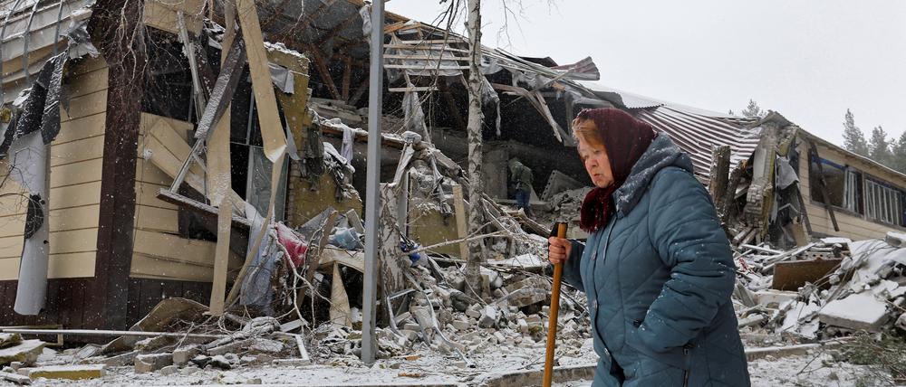 Eine Frau läuft an einem zerstörten Krankenhaus in der ostukrainischen Region Luhansk vorbei. 