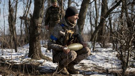 Ein ukrainischer Soldat an der Frontlinie nahe Wuhledar. 