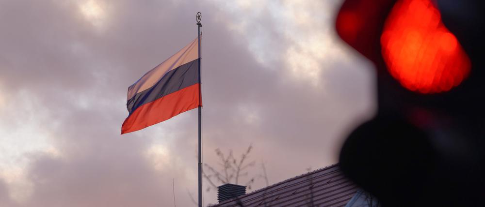 Die Flagge der Russischen Botschaft in Berlin weht (Symbolbild). 