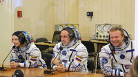 Die russische Schauspielerin Julia Peressild (links) und der Regisseur Klim Shipenko (rechts) und der Kosmonaut Anton Schkaplerow. Foto: Roscosmos Space Agency/AP/dpa