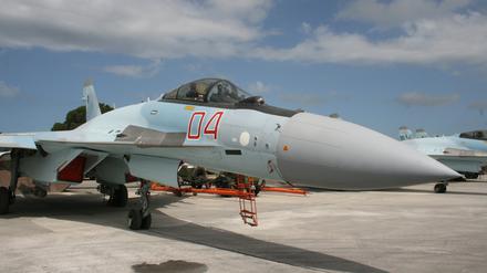 Ein russisches Jagdflugzeug vom Typ Suchoi Su-35 parkt auf dem syrischen Luftwaffenstützpunkt Hamaimim. 