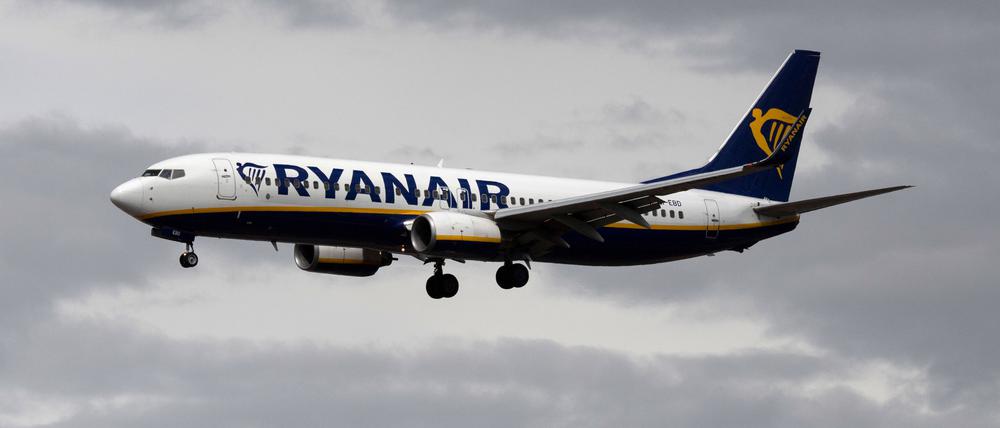 Eine Passagiermaschine von Ryanair setzt vor dunklen Wolken zum Landeanflug auf den Flughafen Frankfurt an.
