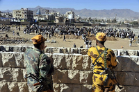 Im Visier der Terroristen. Erst vor wenigen Tagen kamen in der Hauptstadt Sanaa 40 Menschen bei einem Attentat ums Lebens. Soldaten beobachten die Beerdigung von Opfern. Foto: dpa