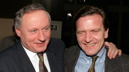 Gerhard Schröder (r.) und Oskar Lafontaine im Jahr 1990.