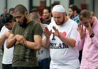 Anhänger des radikal-islamischen Predigers Pierre Vogel bei einer Demonstration in der Innenstadt von Frankfurt am Main. Foto: Boris Roessler/dpa