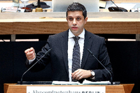 SPD-Fraktionschef Raed Saleh verteidigte sein Brennpunktprogramm im Plenum - und weitet es aus. Foto: Davids/Sven Darmer