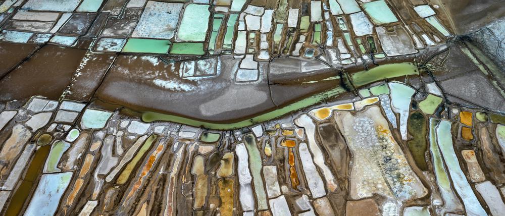Edward Burtynsky, „Salt Ponds #6“ Near Tickat Banguel, Senegal (2019), 149 x 198 cm