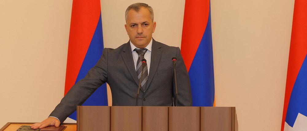 Der Präsident der selbst ernannten Republik, Samwel Schahramanjan, habe am Donnerstag ein Dekret über die Auflösung Bergkarabachs unterzeichnet, teilten die armenischen Behörden in Begkarabach mit.