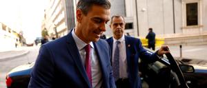 Der amtierende spanische Ministerpräsident Pedro Sanchez und Andoni Ortuzar, Vorsitzender der Baskischen Nationalistischen Partei (PNV), treffen am 10. November 2023 im Parlament in Madrid ein