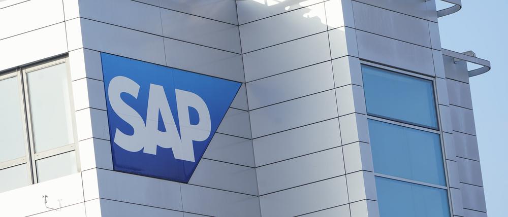 Ein Schild mit der Aufschrift „SAP“ hängt an einem Gebäude der Konzernzentrale des Softwareunternehmens SAP in Walldorf. 
