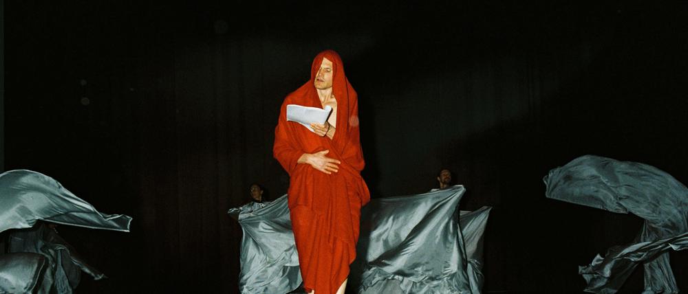 Fabian Hinrichs in „Sardanapal“ nach Lord Byron in der Volksbühne. Foto: Apollonia T. Bitzan/Volksbühne/dpa 