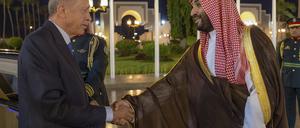 Recep Tayyip Erdogan (l), Präsident der Türkei, und Mohammed bin Salman, Kronprinz von Saudi-Arabien schütteln sich während einer Begrüßungszeremonie im Al-Salam-Palast in Dschidda, Saudi-Arabien, die Hände.