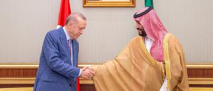 Mohammed bin Salman und Erdoğan bei einem Treffen im April 2022.