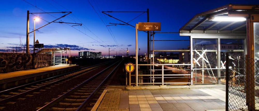 Blick in die Dunkelheit am Bahnhof Berlin-Albrechtshof: Nur 700 Meter weiter hält der Zug im teureren C-Tarifgebiet. Warum wohl viele lieber in Berlin parken?