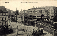 Schlesisches Tor, fotografiert vor 100 Jahren. Die Straßenbahn rollt, der U-Bahnhof sieht noch immer so aus. Foto: Imago