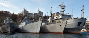 Russische Kriegsschiffe liegen in Sewastopol, dem Hafen der Schwarzmeerflotte, auf der Krim, Ukraine. 