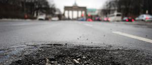 Ein Schlagloch vor dem Brandenburger Tor als Sinnbild für den Investitionsstau in Deutschland.