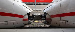 Zwei ICE-Züge der Deutschen Bahn sind auf dem Bahnhof zusammengekoppelt