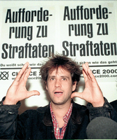 Schlingensief äußert sich1998 in Berlin zu den Wahlchancen seiner Protestpartei "Chance 2000". Foto: DPA/Andreas Altwein