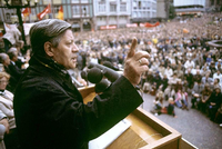 Sein erster Wahlkampf als Kanzler: Helmut Schmidt 1976 auf dem Frankfurter Römerberg.