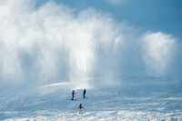 Winterfreuden. In vielen Skigebieten werden Schneekanonen genutzt, um ausreichend Schnee auf die Pisten zu bringen. Wird das Wasser einer besonderen "Aktivierung" unterzogen, hält der Schnee länger, behaupten entsprechende Anbieter. Foto: dpa/Armin Weigel