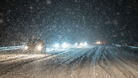 Im dichten Schneetreiben fahren Autos auf einer schneebedeckten Straße. Foto: Bernd Weißbrod/dpa