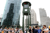 Die historische Ampel aus dem Jahr 1924, die als erste Verkehrsampel in Deutschland gilt, steht am Potsdamer Platz. Im Hintergrund links erkennt man den Bahn Tower in dem die DB AG residiert. Foto: dpa