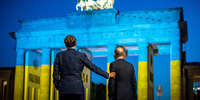 Nach einer symbolischen Ukraine-Geste in Berlin, planen der französische Präsident Emmanuel Macron und Kanzler Olaf Scholz nun einen Besuch direkt in Kiew. Foto: Michael Kappeler/dpa