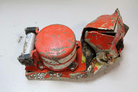 Er soll Antworten auf die vielen Fragen des Unglücks geben: der beschädigte Voice-Recorder der abgestürzten Germanwings-Maschine. Foto: dpa
