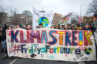 Tausende Schülerinnen und Schüler haben am Freitag in Berlin für einen Ausstieg aus der Kohlepolitik gestreikt. Foto: epd