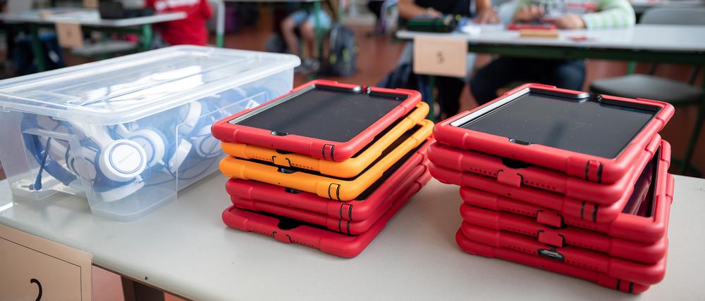 Tablets liegen in einer Grundschule vor einer Klasse. (zu dpa «Wie es in den Schulen und Kitas ab Montag weitergeht») +++ dpa-Bildfunk +++