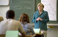 Angela Merkel ist nur gelegentlich an Berliner Schulen zu Gast (wie hier 2013 am Heinrich-Schliemann-Gymnasium in Prenzlauer Berg). Foto: dpa/Odd Andersen