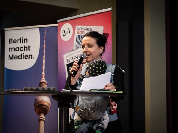 Die stellvertretende Tagesspiegel-Chefredakteurin Anke Myrrhe bei der Preisverleihung des Schülerzeitungswettbewerbs 2023.