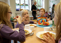 Kinder beim Essen in der Schule. Foto: Roland Weihrauch/dpa