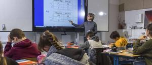Deutsches Klassenzimmer: Kinder lernen mit Papier und Stift. Immerhin kann diese Lehrerin an der Europaschule Guben ein interaktives Whiteboard nutzen. 