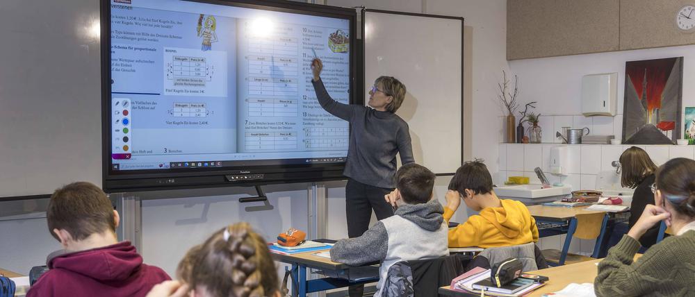 Interaktives Whiteboard satt Schultafel und Kreide: Silke Neugebauer unterrichtet in einer 7. Klasse in Guben Mathematik. 