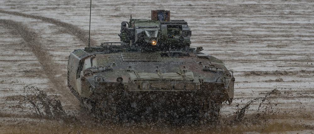 Ein Schützenpanzer der Bundeswehr vom Typ Puma fährt während einer Gefechtsvorführung über den Übungsplatz.  
