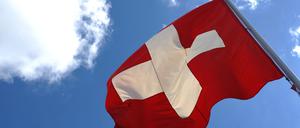 Die Schweizer Nationalflagge weht in Bern, Schweiz (Archivbild)