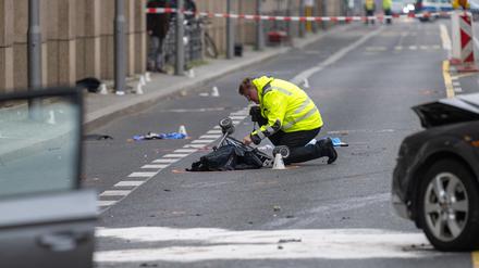 Bei dem schweren Unfall vor gut einer Woche auf der Leipziger Straße kamen eine Frau und ihr Kind ums Leben.