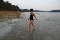 Das Schwimmen im Winter gefällt der Schriftstellerin besonders gut - länger als 5 Minuten sollte man sich aber nicht im Wasser aufhalten. Foto: Thilo Rückeis