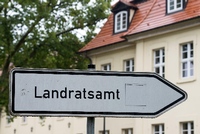 Hier geht es zum Landratsamt. In sechs der 14 Landkreise von Brandenburg werden neue Landräte gewählt. Foto: Patrick Pleul/dpa