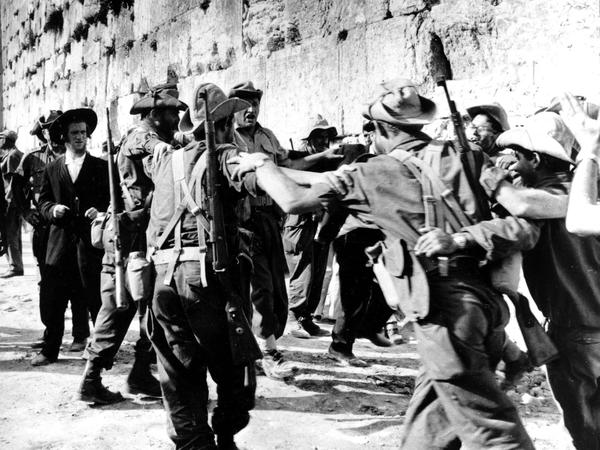 Israelische Soldaten feiern im Juni 1967 das Ende des Sechstagekrieges.