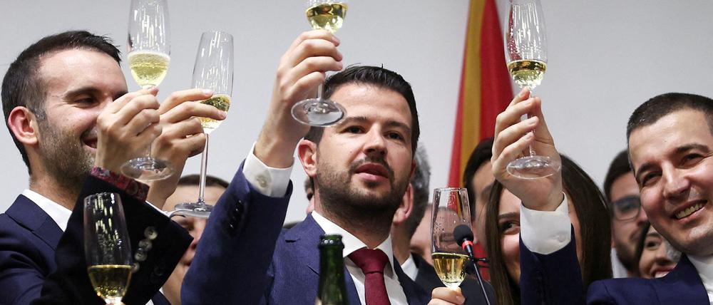 Grund zum Feiern: Jakov Milatovic (Mitte) hat die Wahl in Montenegro klar gewonnen.