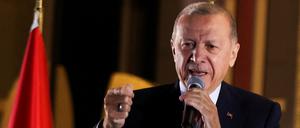 Der türkische Präsident Tayyip Erdogan spricht zu seinen Anhängern nach seinem Sieg in der zweiten Runde der Präsidentschaftswahlen.