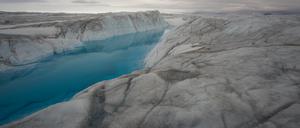 Im Sommer entstehen durch die hohen Temperaturen auf dem Eis des Gletschers  79 Grad Nord ganze Seen.